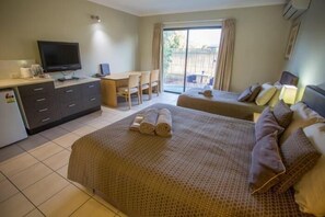 Iron/ironing board, free WiFi, bed sheets - Spinifex Motel & Serviced Apartments (Townview)