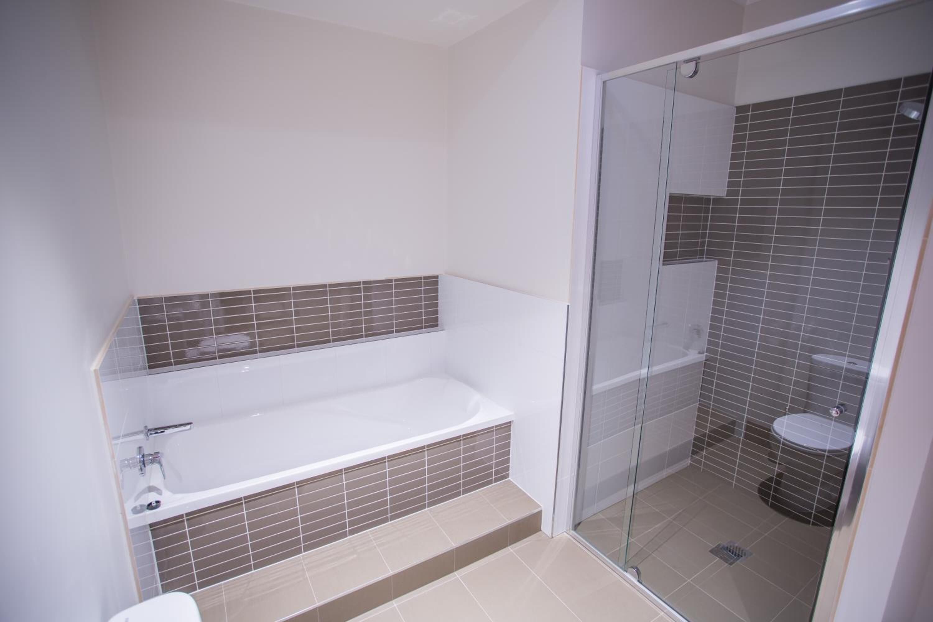 Een douche, een haardroger, handdoeken