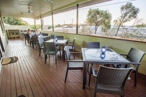 Terrace/patio - Spinifex Motel & Serviced Apartments (Townview)
