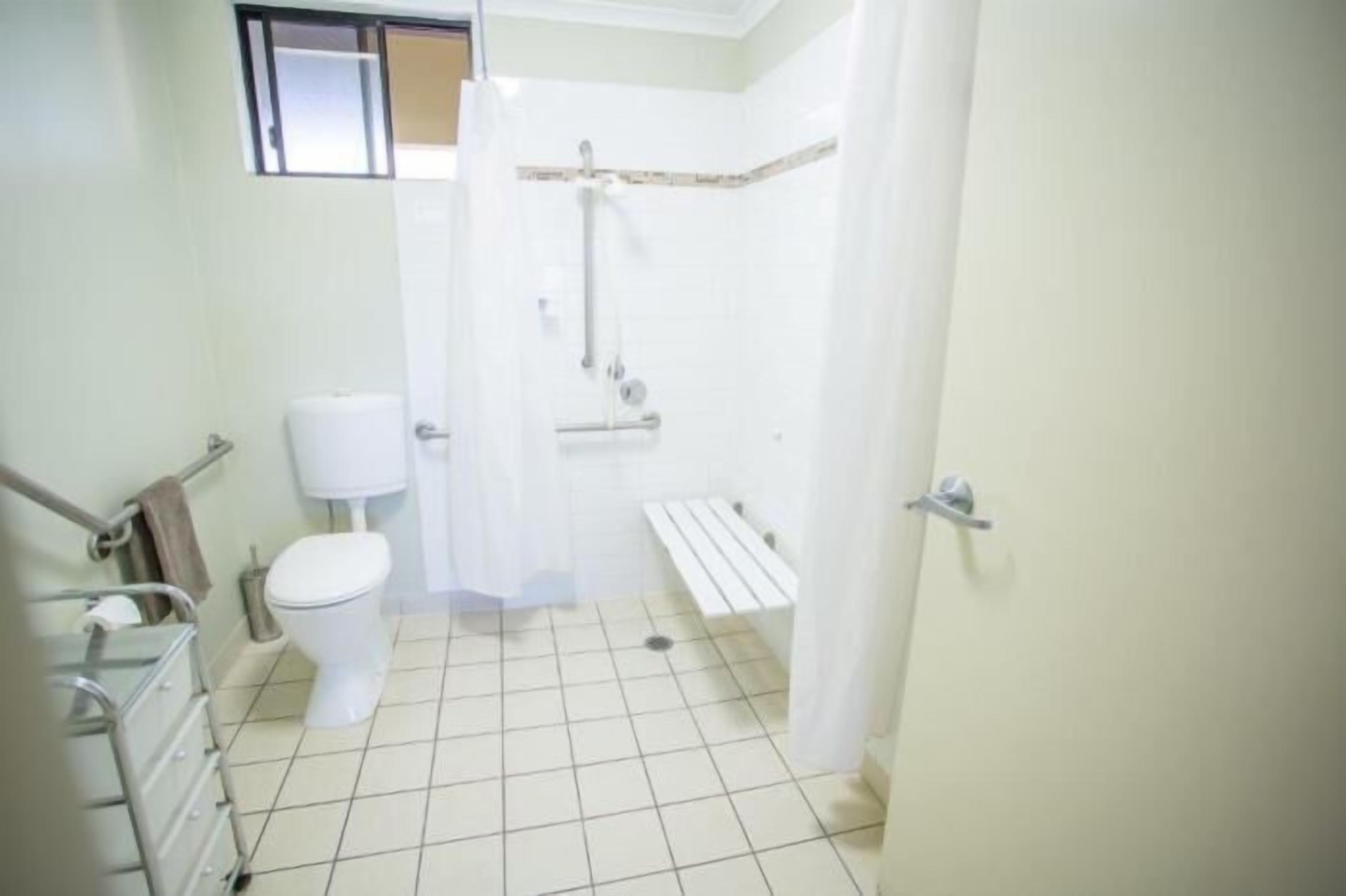 Ein Badezimmer mit Toilette, Dusche und Waschbecken.