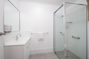 Shower, towels - Cara Motel (Maryborough)