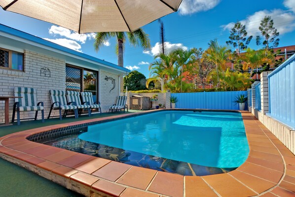 Outdoor pool - Cara Motel (Maryborough)