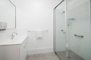 Douche, serviettes fournies
