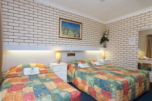 Desk, iron/ironing board, free WiFi, bed sheets - Cara Motel (Maryborough)