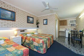 Desk, iron/ironing board, free WiFi, bed sheets - Cara Motel (Maryborough)