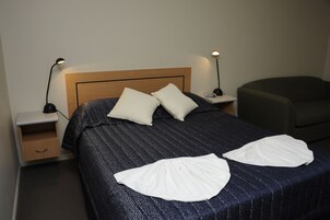 Tabla de planchar con plancha, wifi gratis y ropa de cama 