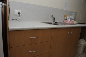 Refrigerador, microondas, tetera/pava eléctrica