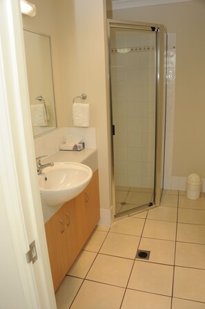 Bathroom shower - Sun Valley Motel Biloela (Biloela)