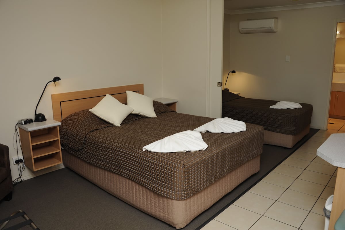 Iron/ironing board, free WiFi, bed sheets