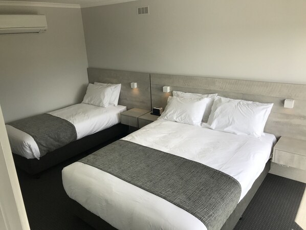 Standard-Apartment, 3 Schlafzimmer, Küche | Bügeleisen/Bügelbrett, kostenloses WLAN, Bettwäsche