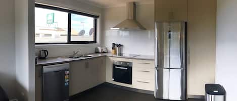 Appartement Standard, 3 chambres, cuisine | Cuisine privée | Réfrigérateur, micro-ondes, cafetiÚre/bouilloire, bouilloire électrique
