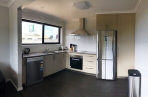 Standard-Apartment, 3 Schlafzimmer, Küche | Eigene Küche | Kühlschrank, Mikrowelle, Wasserkocher mit Kaffee-/Teezubehör