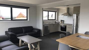 Lägenhet Standard - 3 sovrum - kök | Vardagsrum | 42-tums tv med digitalkanaler