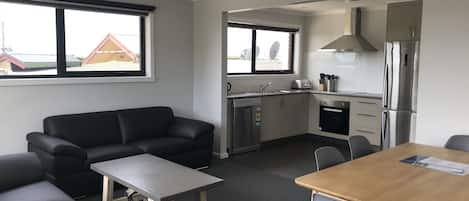 Apartamento standard, 3 quartos, cozinha | Área de estar | TV 42 polegadas com canais digitais