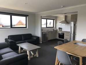 Standard-Apartment, 3 Schlafzimmer, Küche | Wohnbereich | 42-Zoll-Fernseher mit Digitalempfang