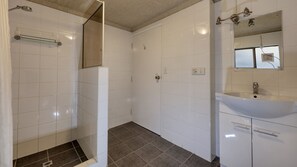 Standard Room, Non Smoking | Bathroom | Shower, towels