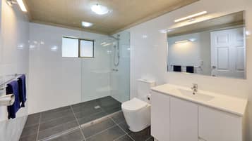Standard Room, Non Smoking, Bathtub (Standard 2 bedroom unit) | Bathroom shower
