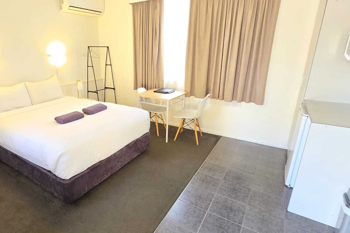 Economy Double or Twin Room | Bathroom | Shower, rainfall showerhead, hair dryer, towels