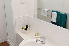 Deluxe Family Villa - Full Linen | Bathroom | Shower, free toiletries, hair dryer, towels