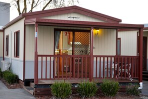 Deluxe Spa Cabin - Full Linen | Iron/ironing board, free WiFi, bed sheets - Riverside Cabin Park (Kialla)