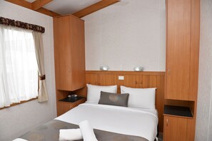 Deluxe Spa Cabin - Full Linen | Iron/ironing board, free WiFi, bed sheets - Riverside Cabin Park (Kialla)