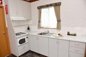 Deluxe Cabin - Full Linen | Private kitchenette | Full-sized fridge, microwave, stovetop, electric kettle - Riverside Cabin Park (Kialla)