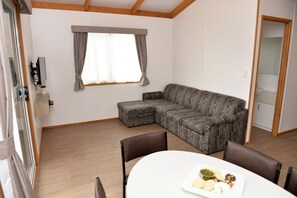 Deluxe Family Villa - Full Linen | Living area | 26-inch TV with digital channels - Riverside Cabin Park (Kialla)