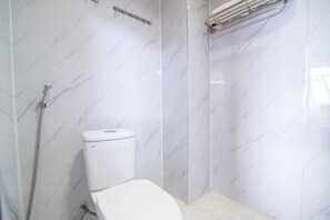 Suite de base (6 people) | Salle de bain | Douche, articles de toilette (gratuits), séchoir à cheveux