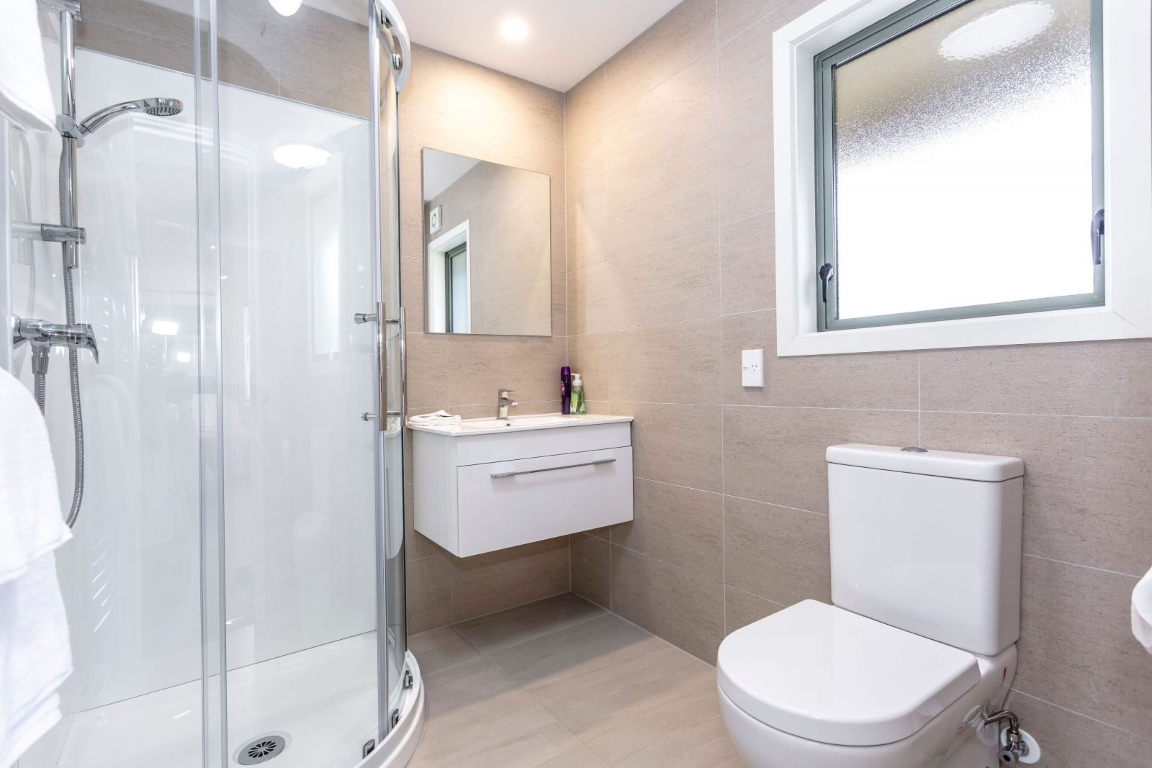 Kamar Mewah, Beberapa Tempat Tidur | Kamar mandi | Shower, perlengkapan mandi gratis, pengering rambut, dan handuk
