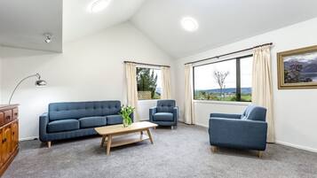 Luxury-Studiosuite, 1 King-Bett und Schlafsofa, mit Bad, Bergblick | Hochwertige Bettwaren, schallisolierte Zimmer, Bügeleisen/Bügelbrett