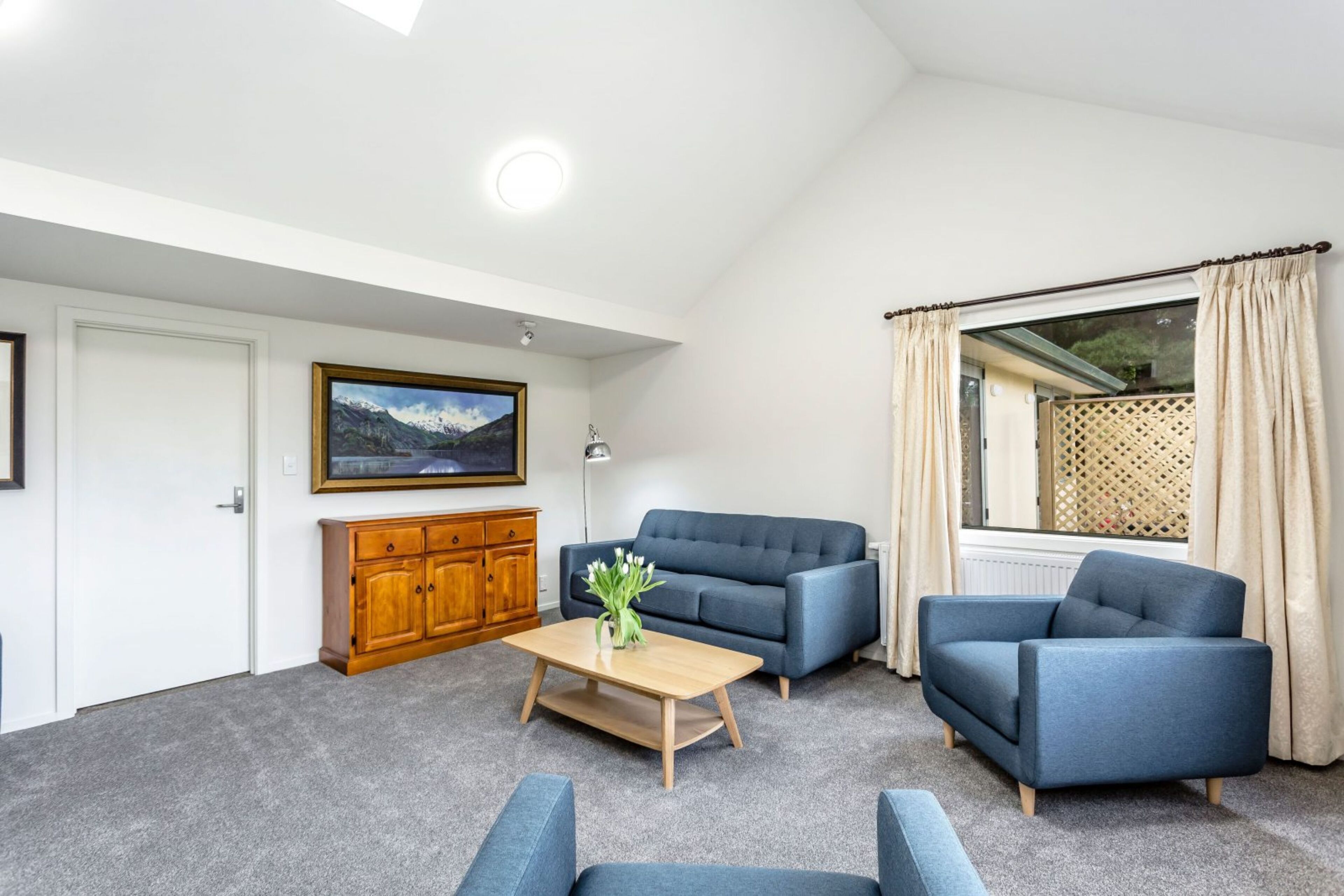 Luxury-Studiosuite, 1 King-Bett und Schlafsofa, mit Bad, Bergblick | Wohnbereich | 32-Zoll-Fernseher mit Satellitenempfang, Netflix, Streaming-Dienste