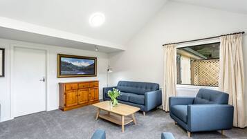 Luxury-Studiosuite, 1 King-Bett und Schlafsofa, mit Bad, Bergblick | Wohnbereich | 32-Zoll-Fernseher mit Satellitenempfang, Netflix, Streaming-Dienste