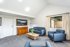 Luxury-Studiosuite, 1 King-Bett und Schlafsofa, mit Bad, Bergblick | Wohnbereich | 32-Zoll-Fernseher mit Satellitenempfang, Netflix, Streaming-Dienste