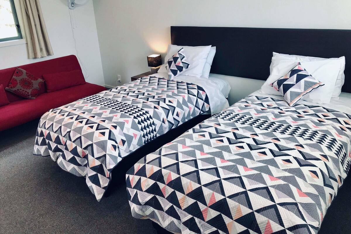 Habitación con 1 cama doble o 2 individuales, baño privado | Ropa de cama de alta calidad y sistema de insonorización