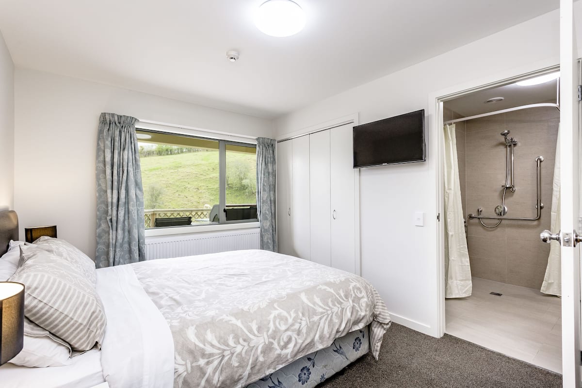 Habitación Deluxe, 1 habitación, accesible para personas con discapacidad, vistas a la colina | Ropa de cama de alta calidad y sistema de insonorización