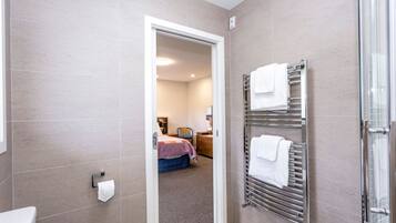 Luxury Room, Multiple Beds | Bathroom