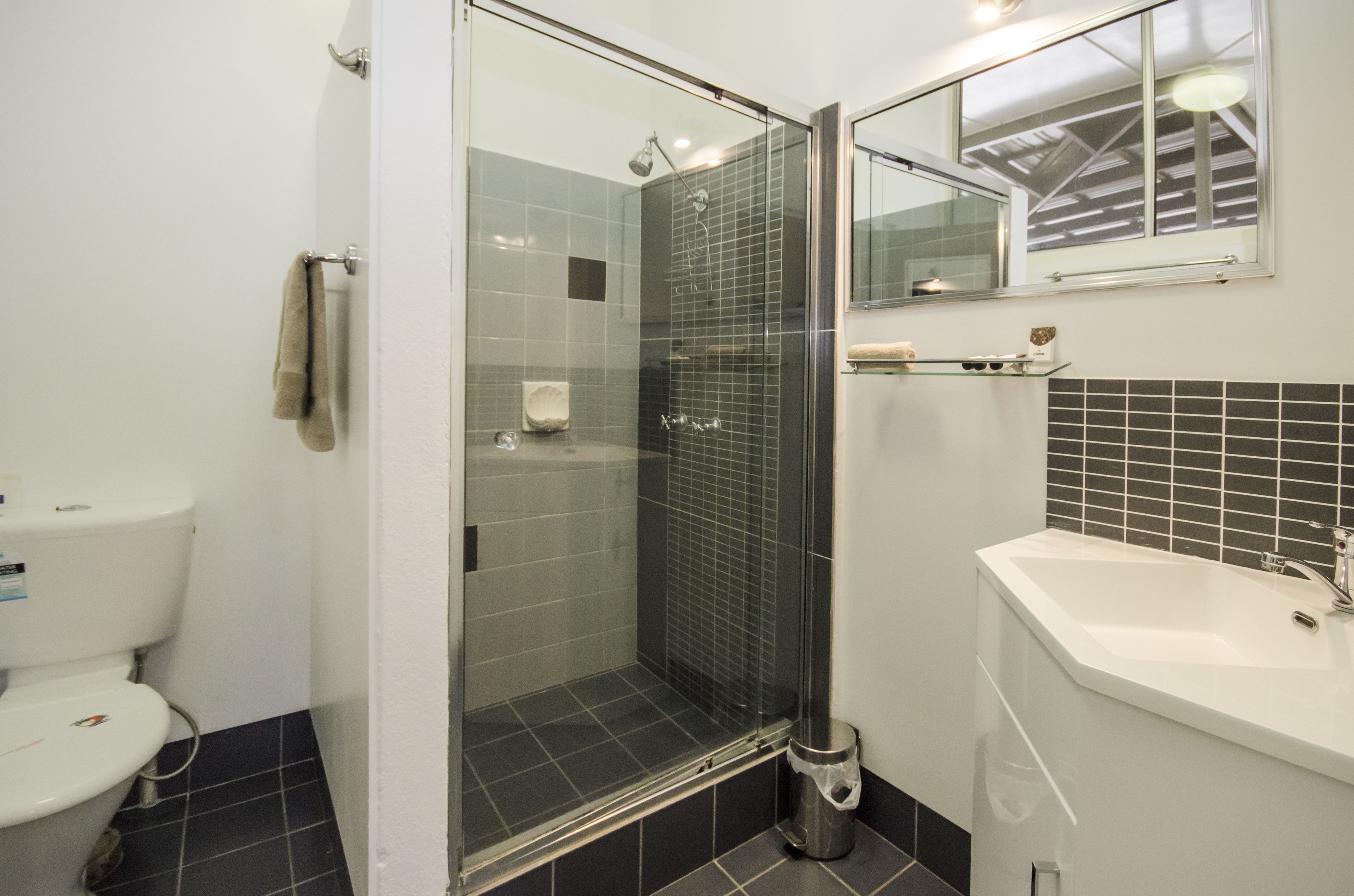 Dusche, kostenlose Toilettenartikel, Haartrockner, Handtücher
