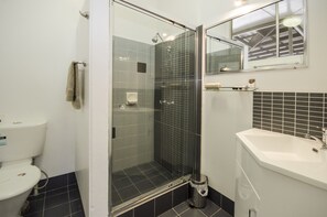 Shower, free toiletries, hair dryer, towels - Biloela Countryman Motel (Biloela)