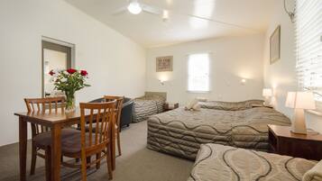 Roupas de cama premium, escrivaninha, ferros/tábuas de passar roupa