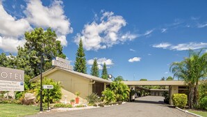 A Countryman Motel with a swimming pool, licensed restaurant, and self-contained cabins. - Biloela Countryman Motel (Biloela)