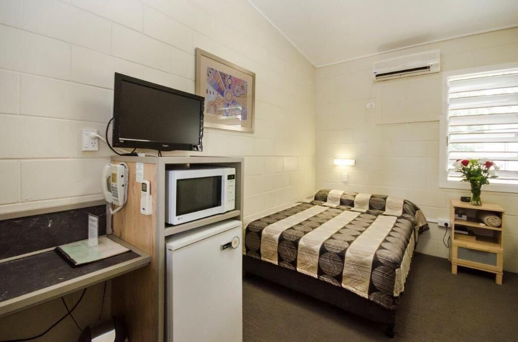 Premium bedding, desk, iron/ironing board, free WiFi