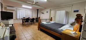 Standard Room, Non Smoking, Kitchen (Self Contained Motel Unit) | Room amenity