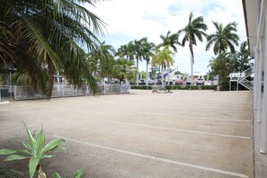 Free self parking - The Colonial Rose Motel (Mundingburra)
