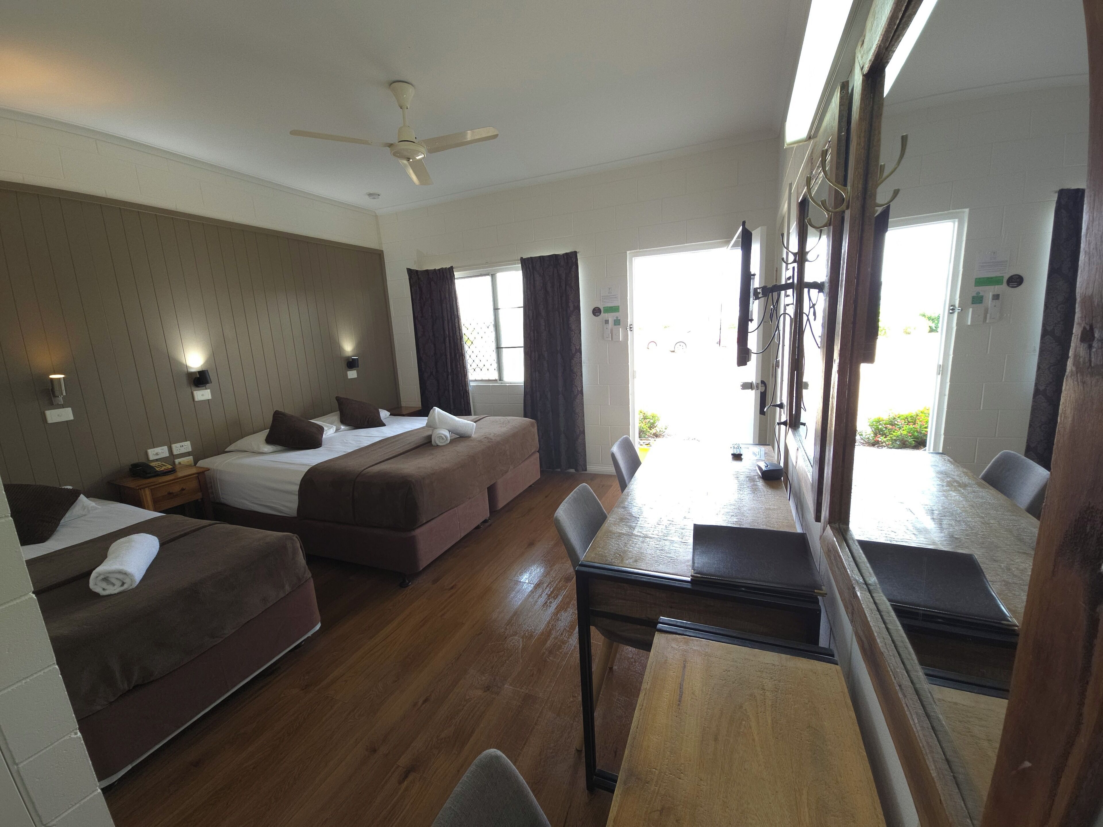 标准双人房或双床房, 无烟房 | 遮光窗帘、熨斗/熨衣板、婴儿床、免费 WiFi