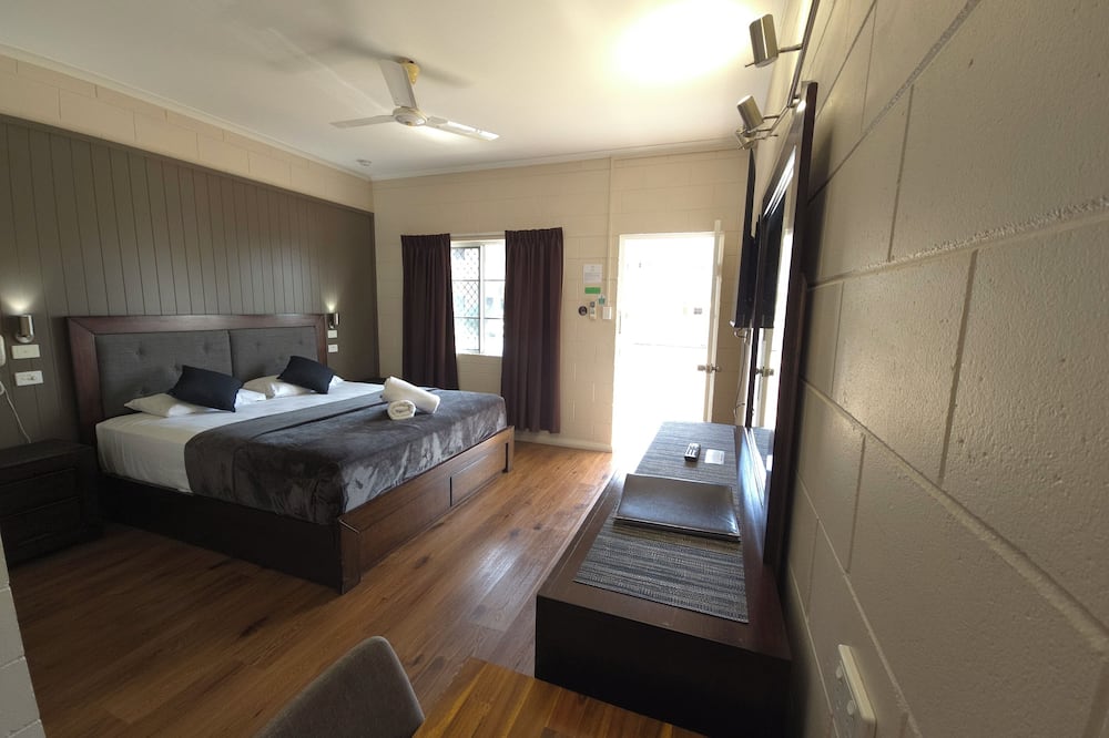 The Colonial Rose Motel