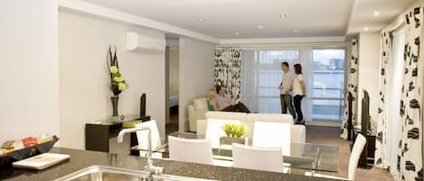 Luksus-penthouselejlighed - 2 soveværelser - køkken | Opholdsområde | 32-tommers tv med satellitkanaler