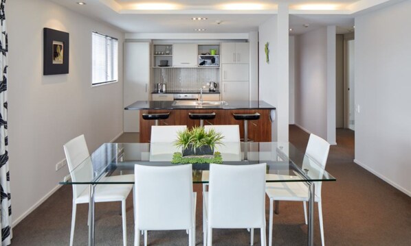 Luxe penthouse, 2 slaapkamers, keuken | Dineren op de kamer