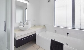 Ático de lujo, 2 habitaciones, cocina | Baño | Artículos de higiene personal gratuitos, secador de pelo y toallas