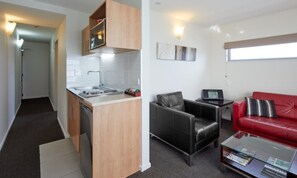 Een minikoelkast, een koffiezetapparaat/waterkoker, een waterkoker