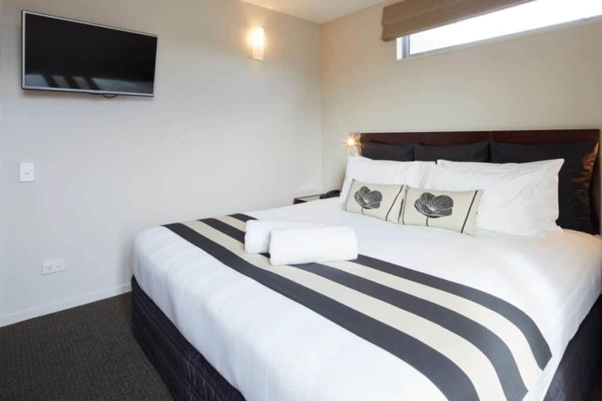 Laptop workspace, free WiFi, bed sheets
